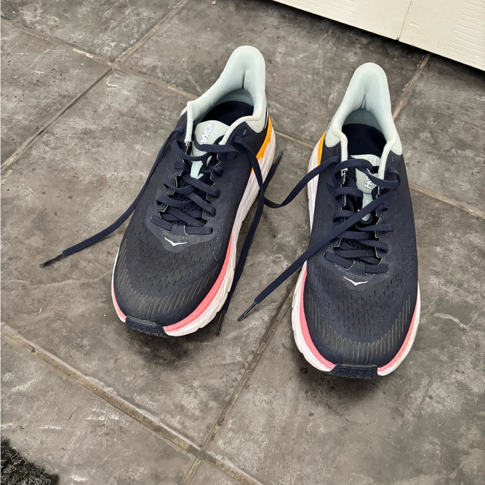 Women’s hoka Clifton 7 sz 8